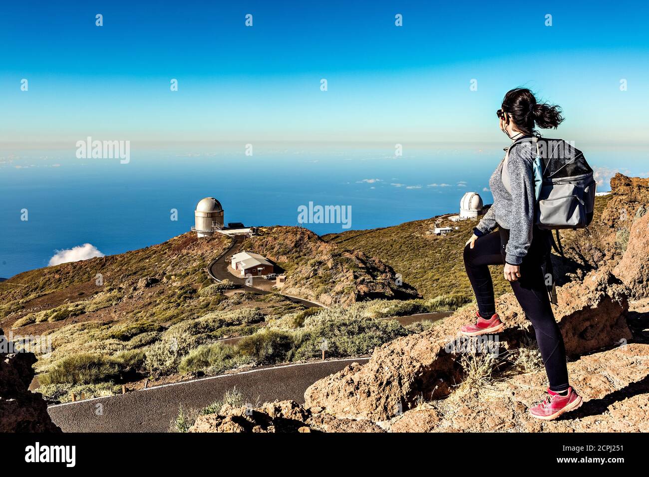 Donna osservante dall'alto la Palma Centro di Ricerca Astrophysical situato Nelle Isole Canarie Foto Stock