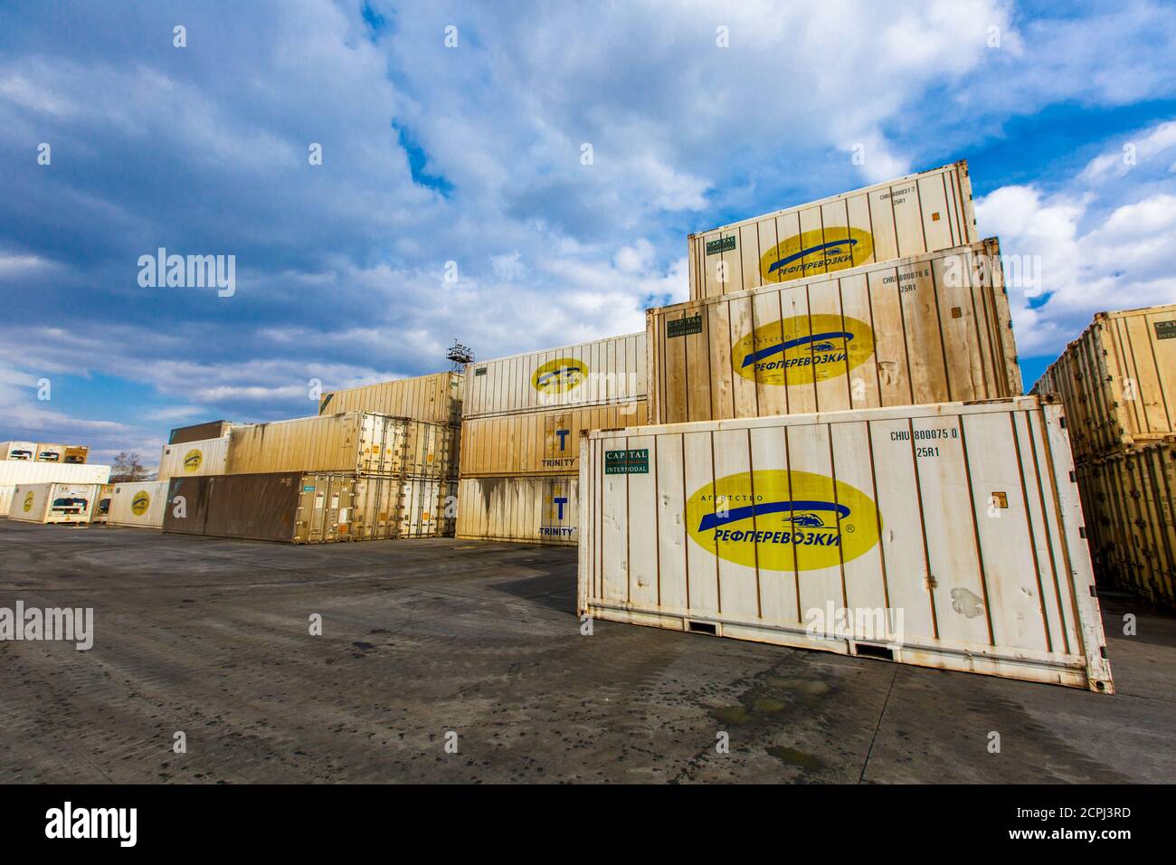 Terminale del contenitore. I contenitori in metallo si trovano in file dritte in un magazzino di stoccaggio aperto Foto Stock