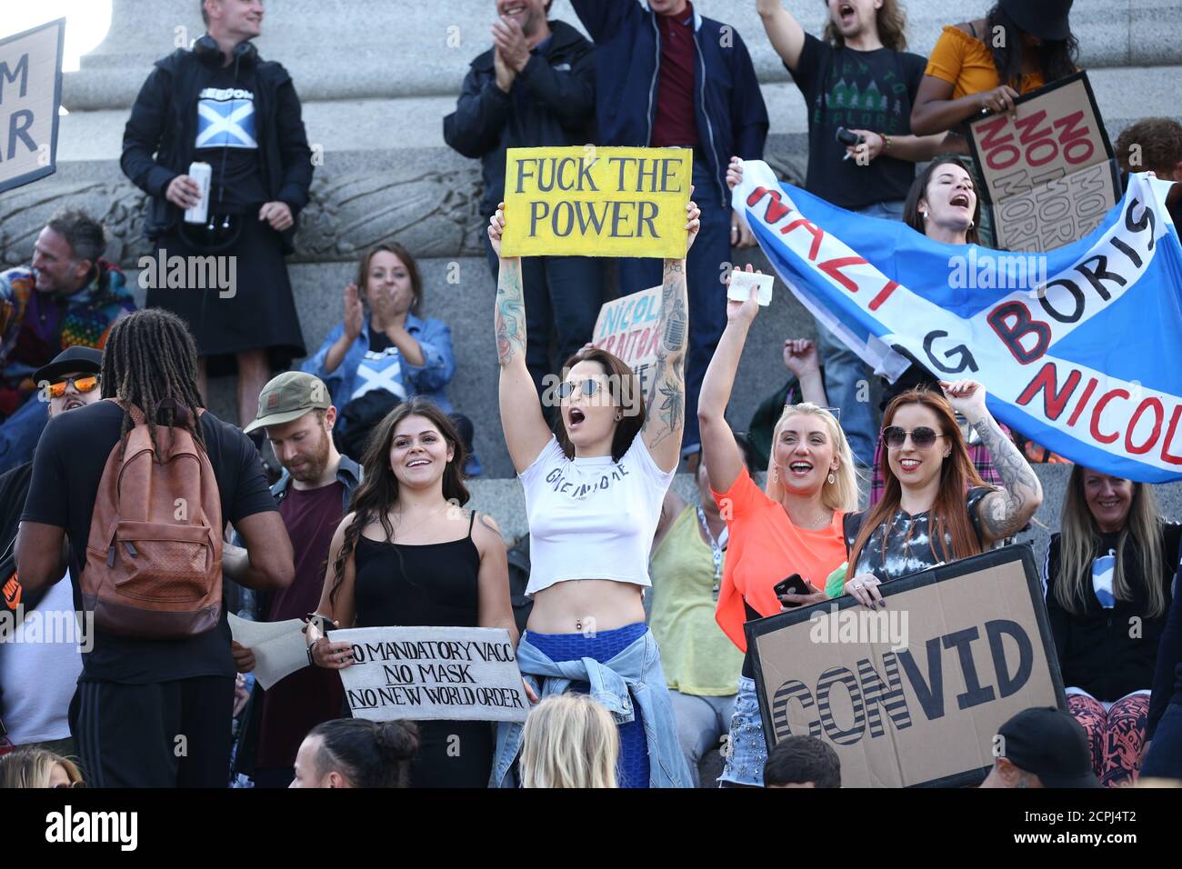 I dimostranti si riuniscono durante una protesta anti-vax a Trafalgar Square di Londra. Foto Stock