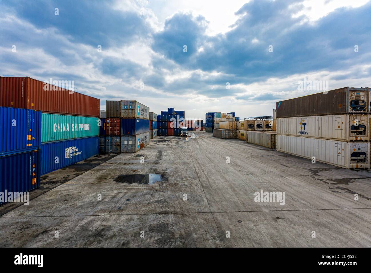 Terminale del contenitore. I contenitori in metallo si trovano in file dritte in un magazzino di stoccaggio aperto Foto Stock