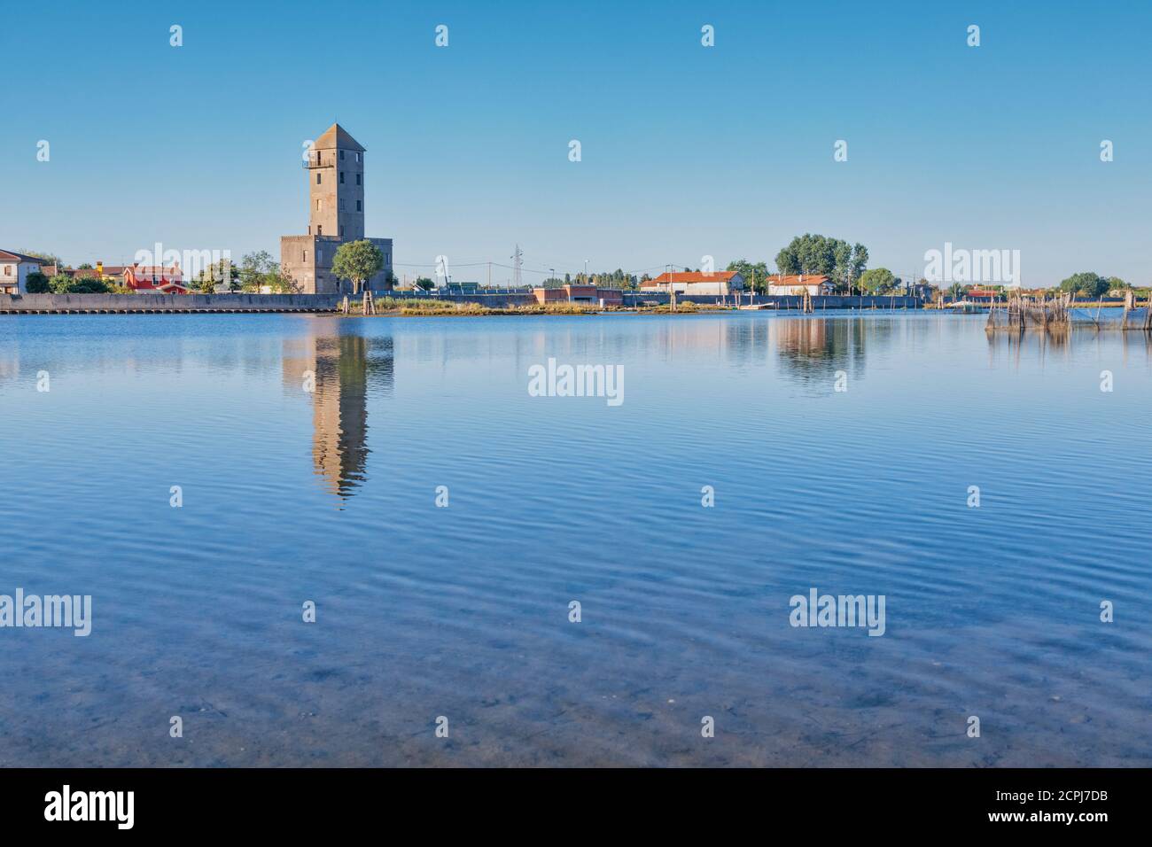 La torre di telemetria Crepaldo (torre di osservazione abbandonata della prima guerra mondiale) e la laguna adriatica di Cavallino Treporti, Venezia, Veneto, Italia, Foto Stock