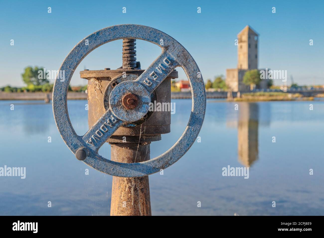 La torre di telemetria Crepaldo (torre di osservazione abbandonata della prima guerra mondiale) e la laguna adriatica di Cavallino Treporti, Venezia, Veneto, Italia, Foto Stock