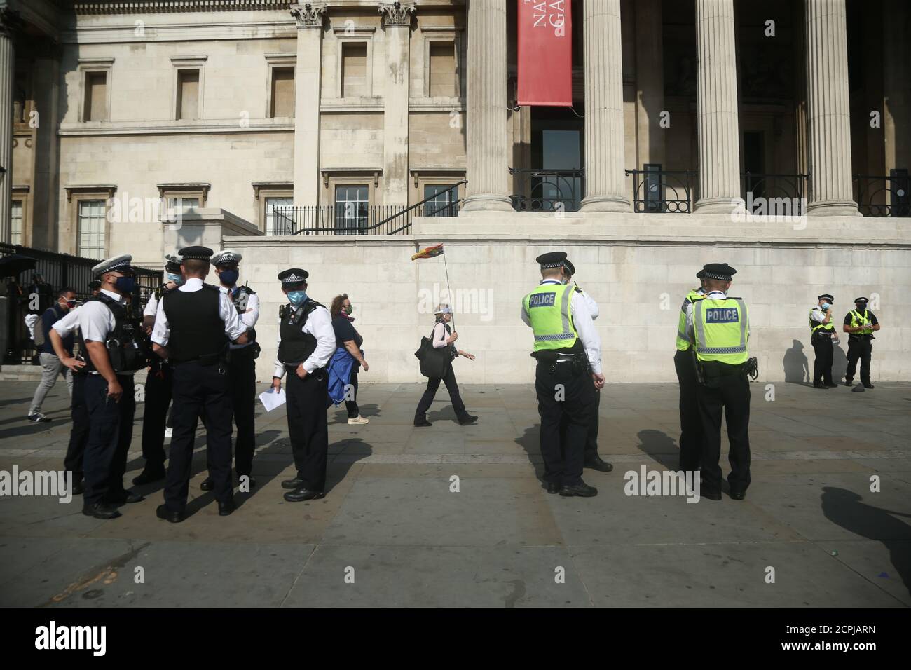 Presenza della polizia durante una protesta anti-vax in Trafalgar Square di Londra. Foto Stock