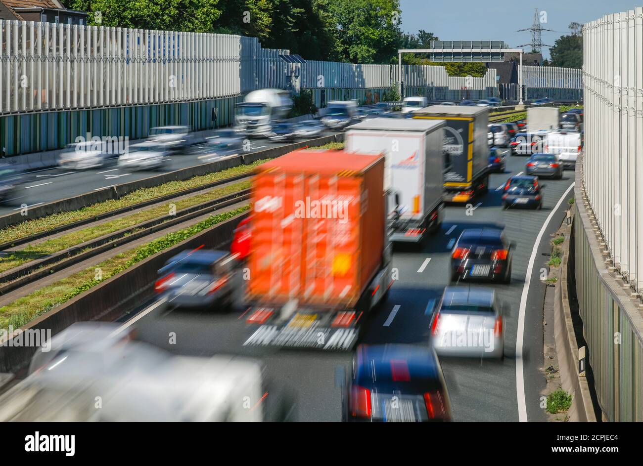 Essen, zona della Ruhr, Renania Settentrionale-Vestfalia, Germania - molte auto e camion guidano sull'autostrada A40 durante l'ora di punta, una barriera di rumore riduce il Foto Stock