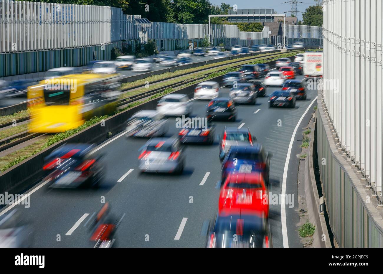 Essen, zona della Ruhr, Renania Settentrionale-Vestfalia, Germania - molte automobili guidano sull'autostrada A40 durante il traffico delle ore di punta, una barriera di rumore riduce il rumore Foto Stock