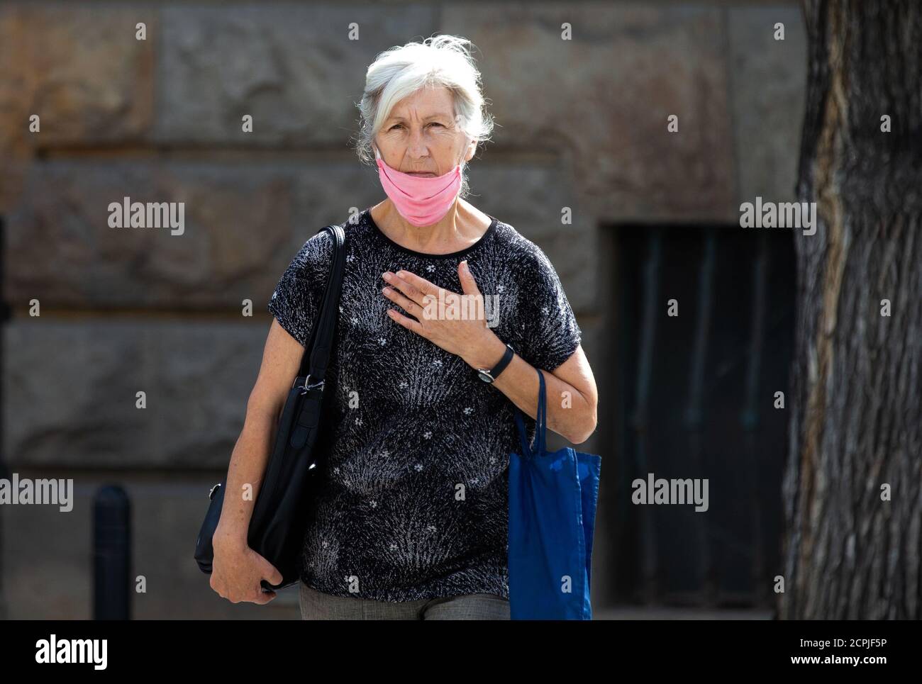 Belgrado, Serbia. 19 settembre 2020. Una vecchia donna con maschera cammina attraverso la città durante la malattia di Coronavirus (COVID-19) dopo l'aumento del coronavirus infettato a Belgrado, Serbia il 19 settembre 2020. Le nuove misure del personale addetto alla crisi per prevenire la diffusione del virus corona entreranno in vigore stasera e tutti i cittadini serbi che entreranno nel paese a partire dalle 18.00 saranno sottoposti a un controllo sanitario speciale. Al confine, riceveranno avvertimenti con istruzioni su dove e come segnalarli, anche se non hanno sintomi di coronavirus. Il primo passo è l'auto-come Foto Stock