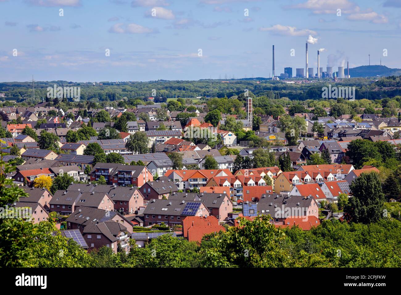 Case plurifamili con tetti solari, insediamento solare, Innovation City Ruhr, dietro la centrale a carbone di Uniper Gelsenkirchen Scholven, Foto Stock