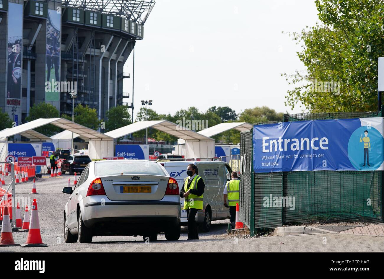 NOTA: LE TARGHE SONO STATE PIXELATED DAL PA PICTURE DESK UN'auto presso la stazione drive-thru test nel parcheggio del Twickenham Stadium nel sud-ovest di Londra. Foto Stock