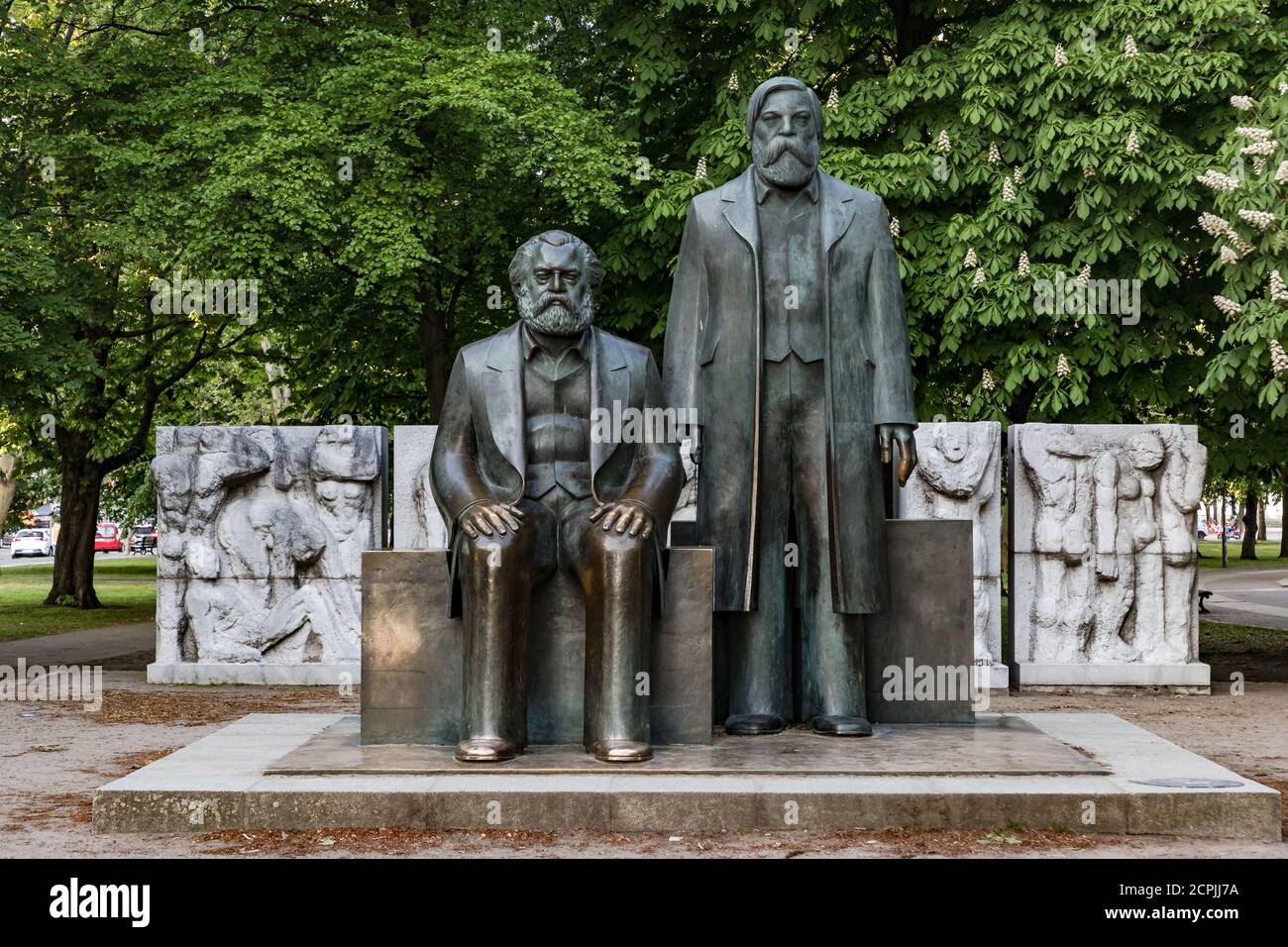 Il monumento in bronzo di Karl Marx e Friedrich Engels in Berlino-Mitte Foto Stock