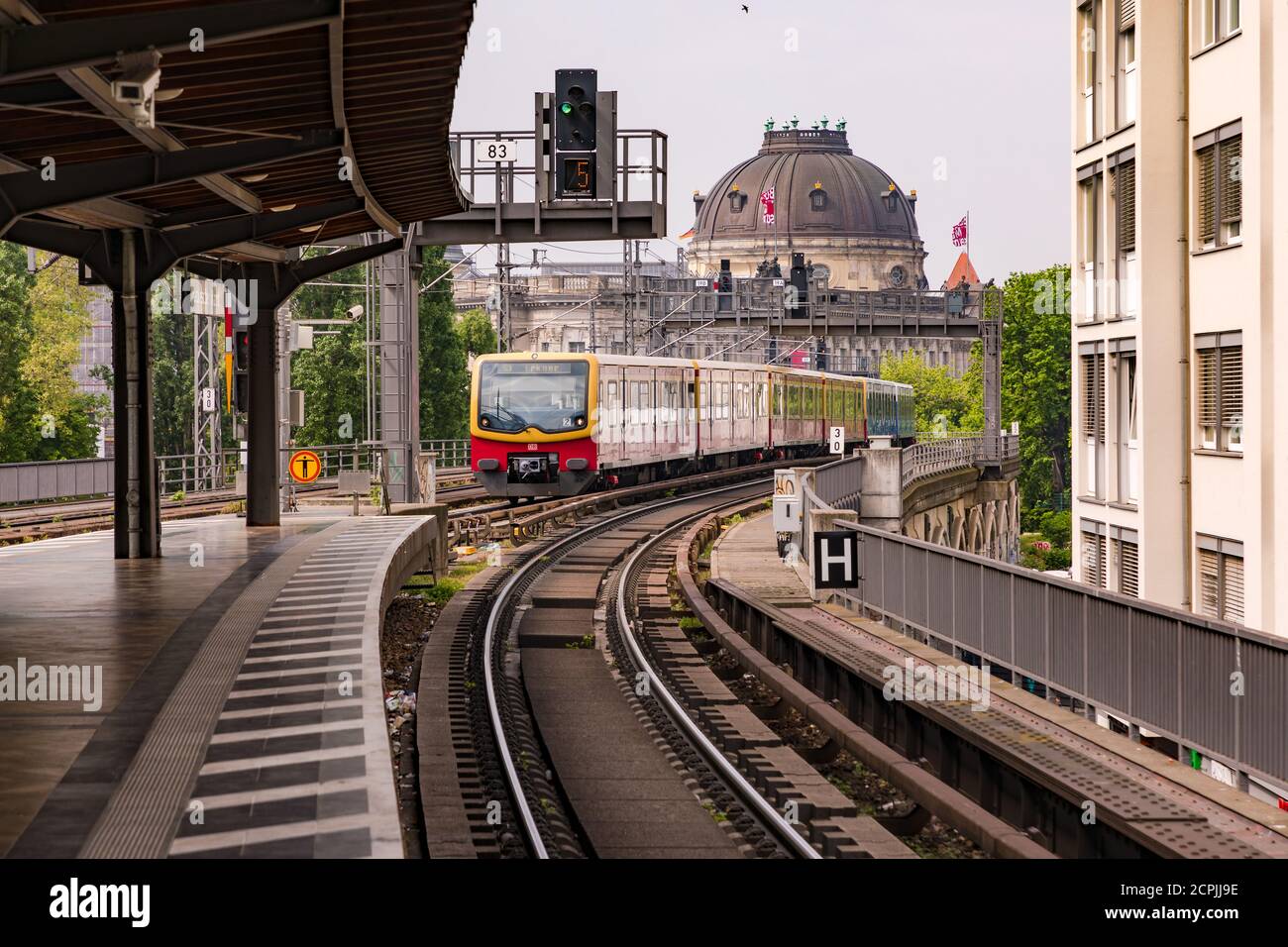 La S-Bahn arriva alla fermata Hackescher Markt di Berlino Foto Stock