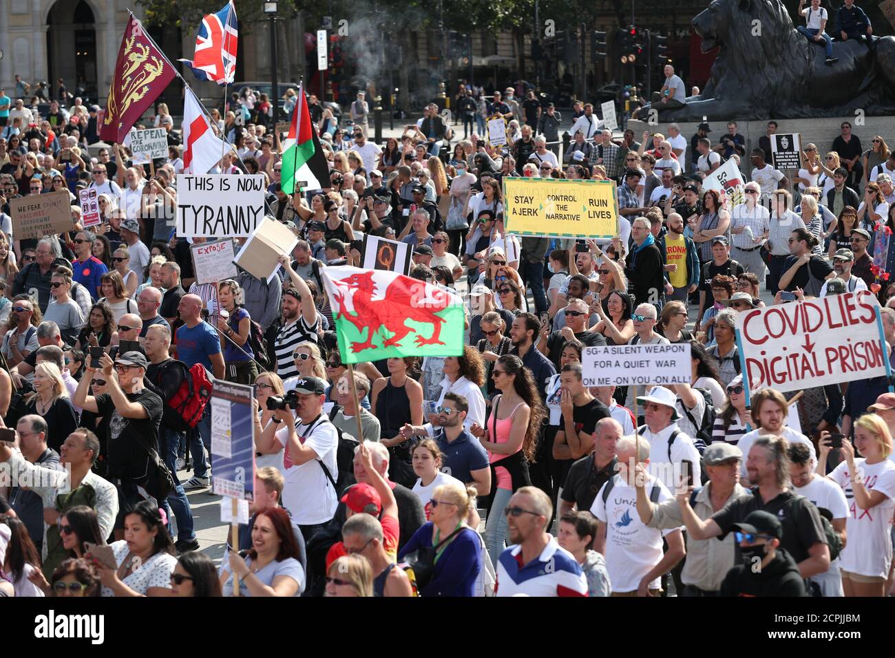 Manifestanti durante una protesta anti-vax a Trafalgar Square di Londra. Foto Stock