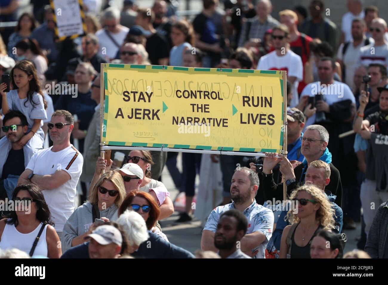 Manifestanti durante una protesta anti-vax a Trafalgar Square di Londra. Foto Stock