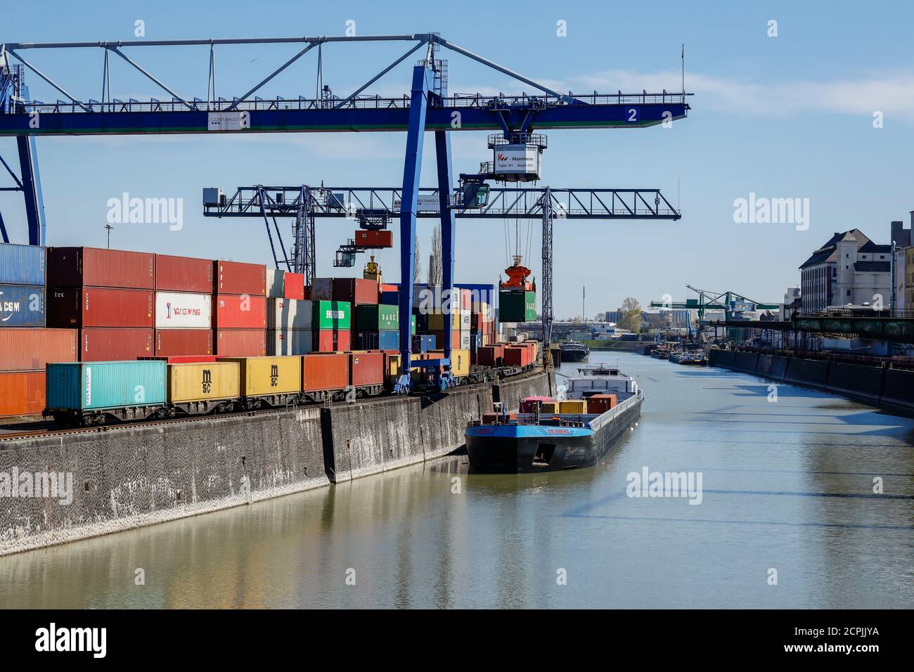 Gru portuale carichi container nave con container, il porto interno nel distretto di Ostend di Francoforte è un punto di trasbordo per il carico alla rinfusa e generale, O. Foto Stock