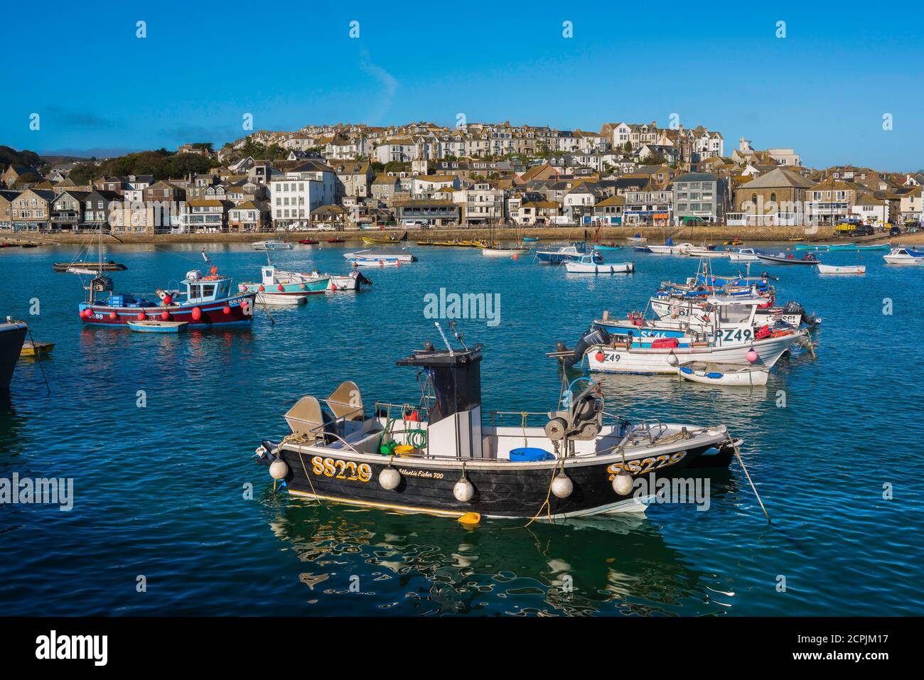 Cornovaglia città tradizionale, vista in estate di barche da pesca ormeggiate nel porto di St Ives, Cornovaglia, Inghilterra sud-occidentale, Regno Unito Foto Stock