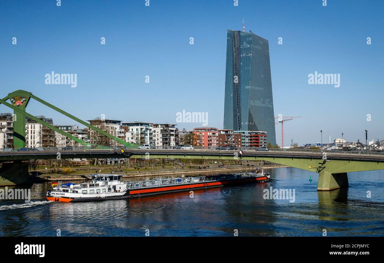 Chiatta sul meno di fronte all'edificio della BCE Banca centrale europea, Banca centrale europea, Francoforte sul meno, Assia, Germania Foto Stock