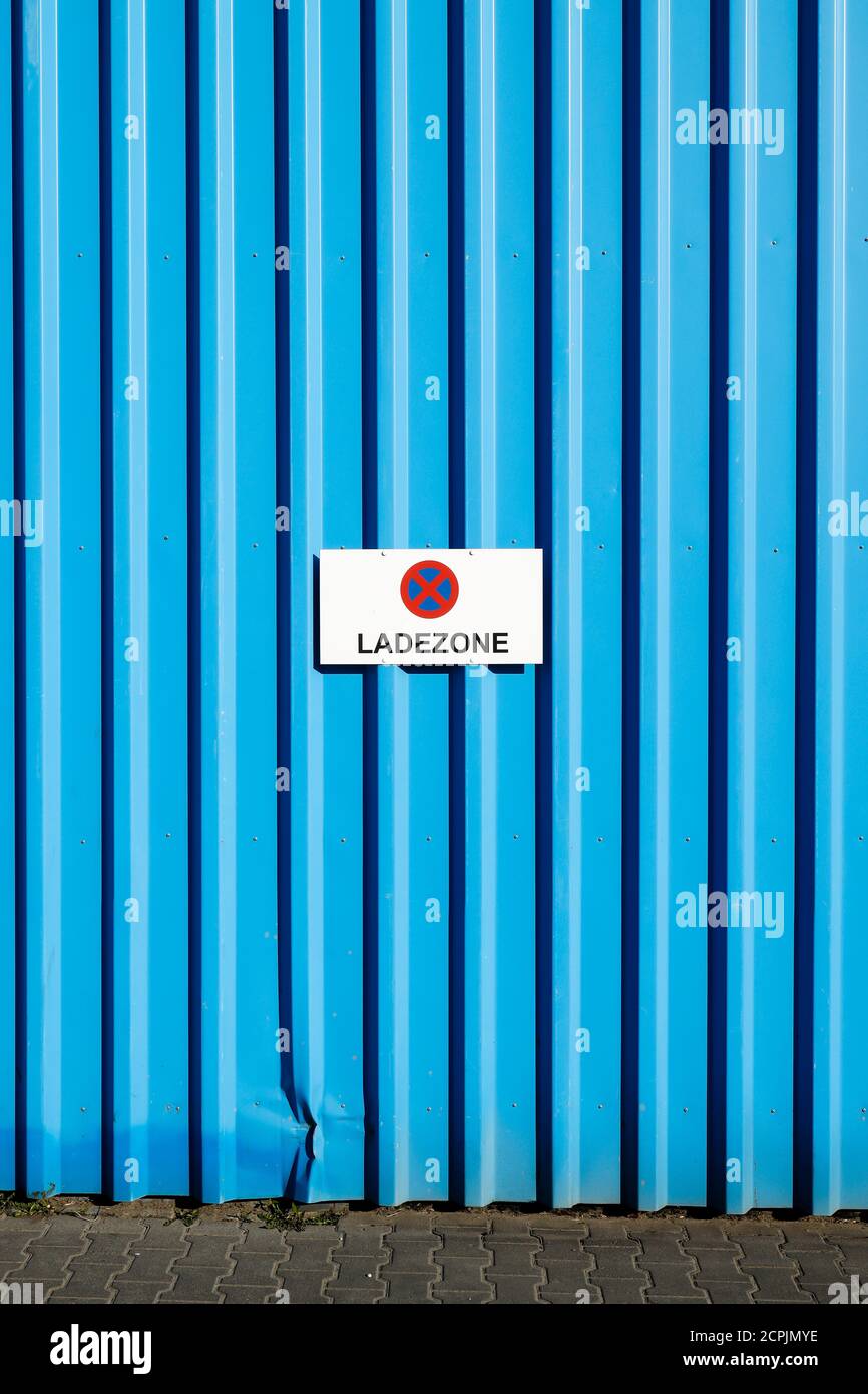 Cartello zona di carico su una parete blu di una sala commerciale a Osthafen, Francoforte sul meno, Assia, Germania Foto Stock