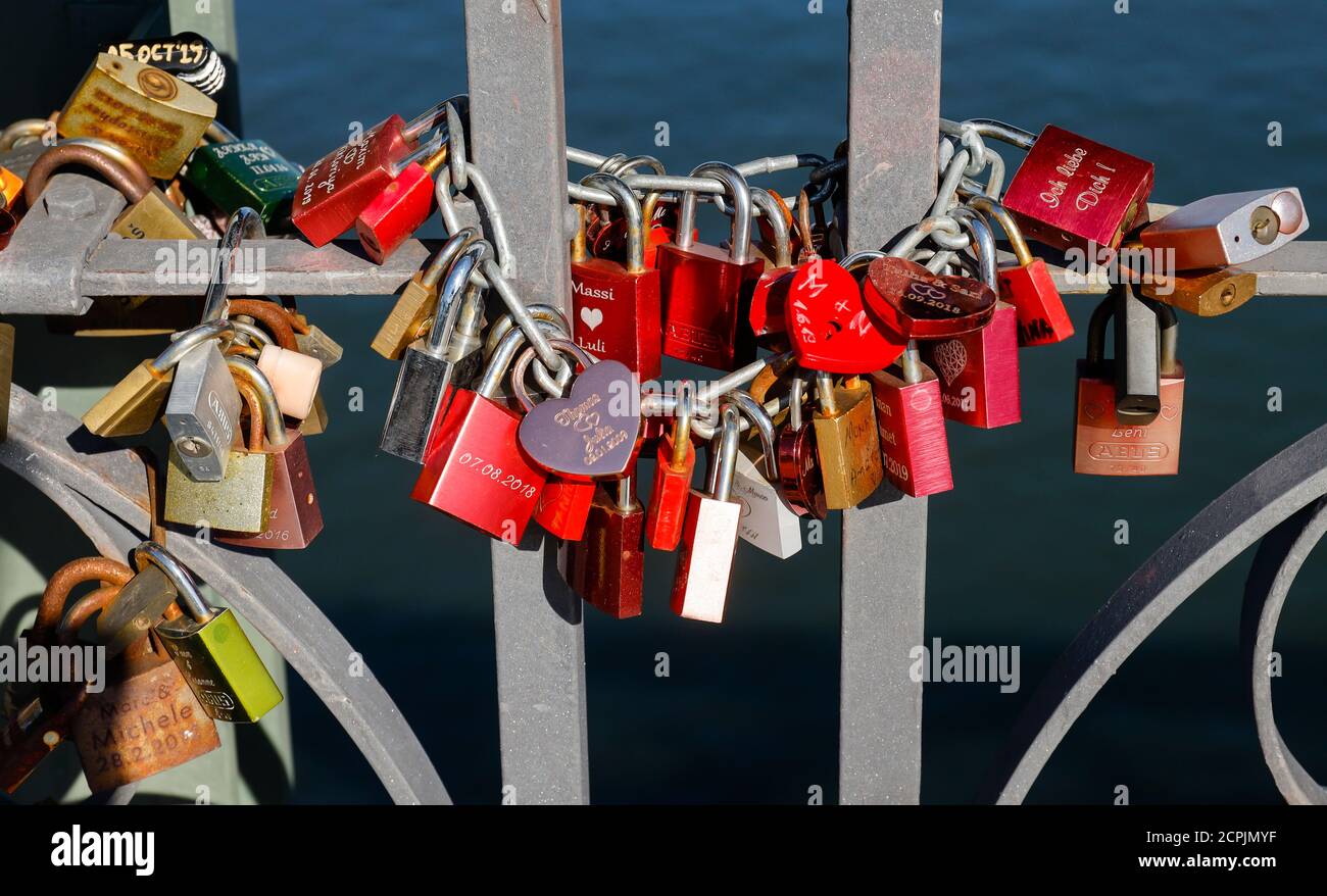 Serrature d'amore sulla ferrovia del ponte pedonale Eiserner Steg, Francoforte sul meno, Assia, Germania Foto Stock