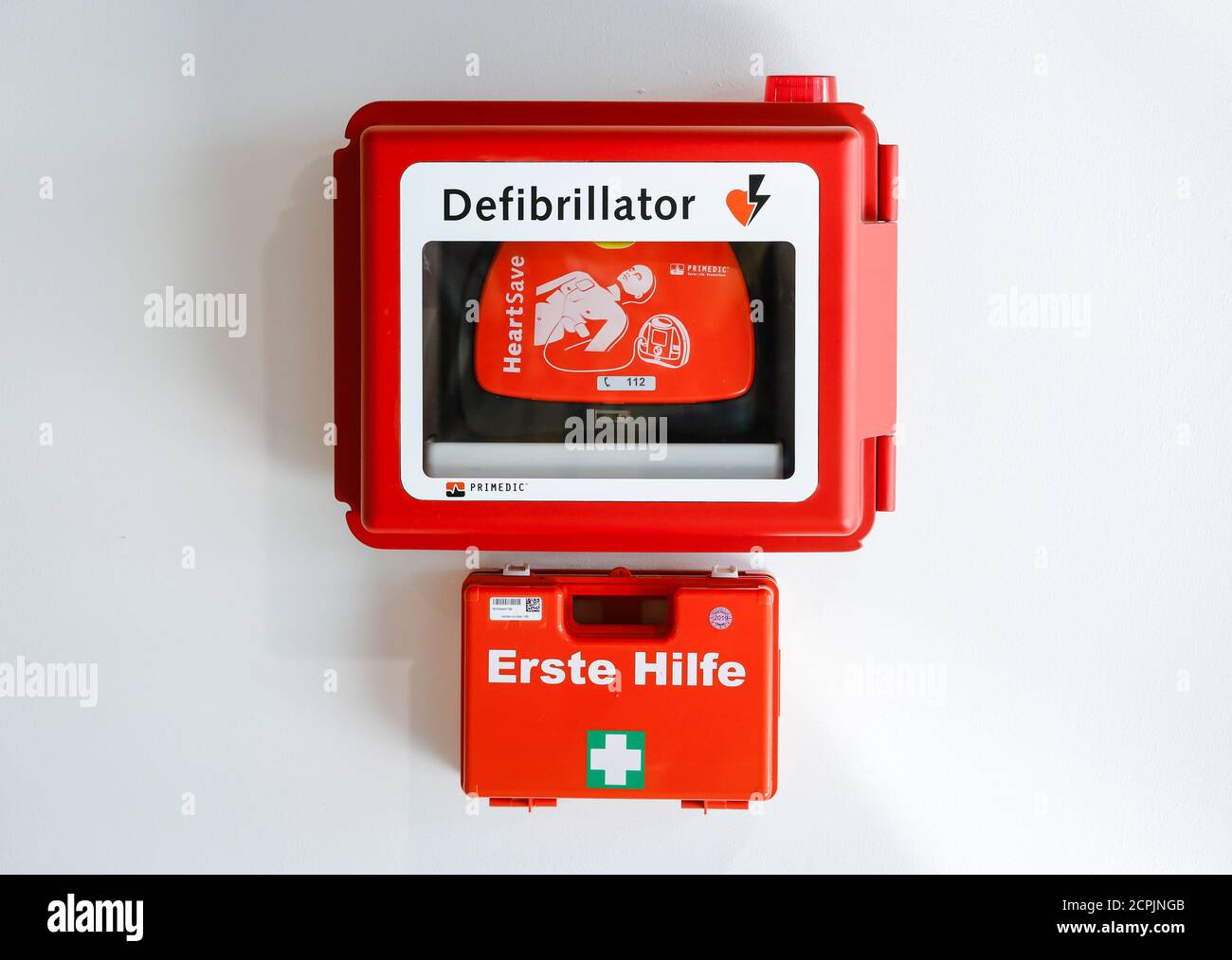 Il defibrillatore e il kit di pronto soccorso sono appesi a una parete nello spazio pubblico dell'aeroporto di Düsseldorf, Renania settentrionale-Vestfalia, Germania Foto Stock