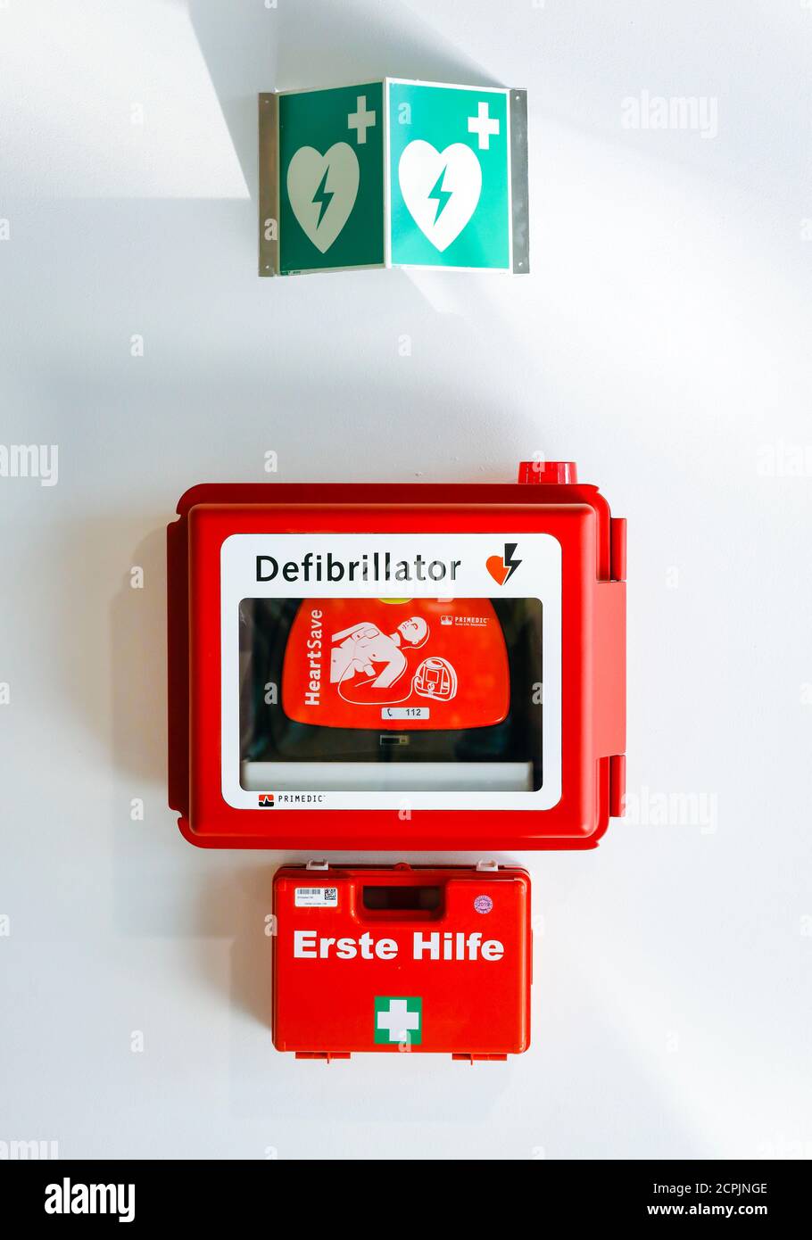 Il defibrillatore e il kit di pronto soccorso sono appesi a una parete nello spazio pubblico dell'aeroporto di Düsseldorf, Renania settentrionale-Vestfalia, Germania Foto Stock