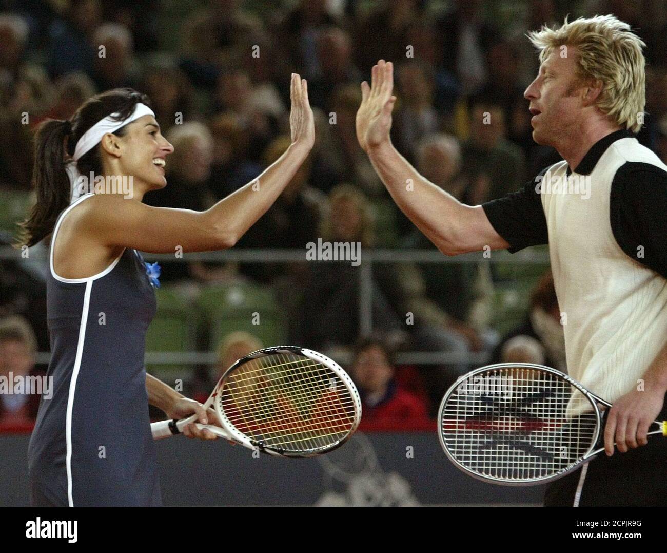 La Tennista Tedesca Boris Becker R Festeggia Con L Argentina Gabriela Sabatini Durante Una Partita Al Torneo Di Tennis Di Amburgo Masters Il 16 Maggio 03 La Partita E Stata Organizzata Per Promuovere