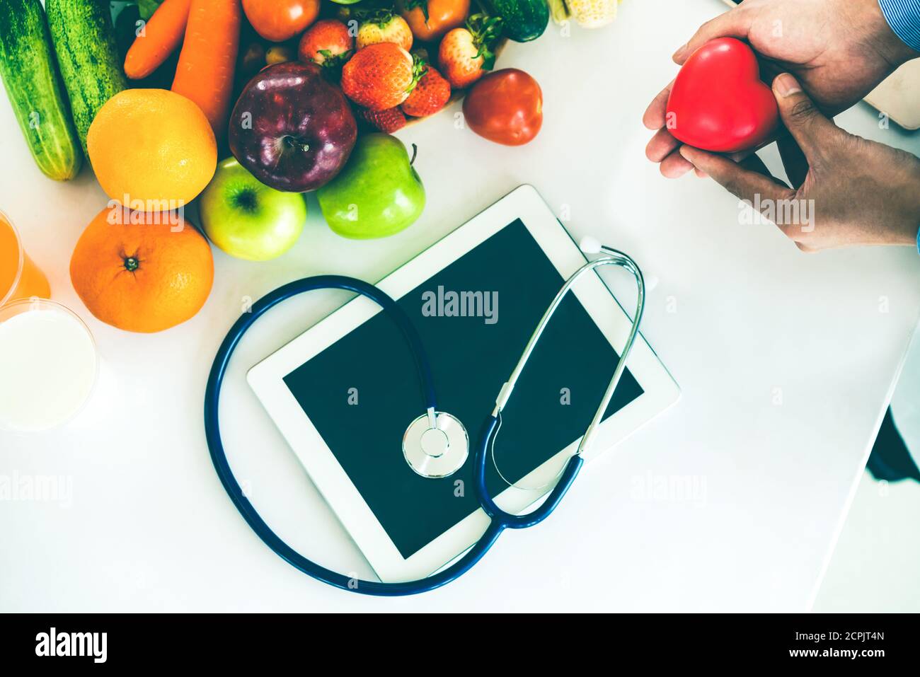 Dieta alimentare di frutta e verdura per il controllo del colesterolo con mani nutrizioniste che mostrano consapevolezza e prevenzione delle malattie cardiache. Mangiare sano Foto Stock