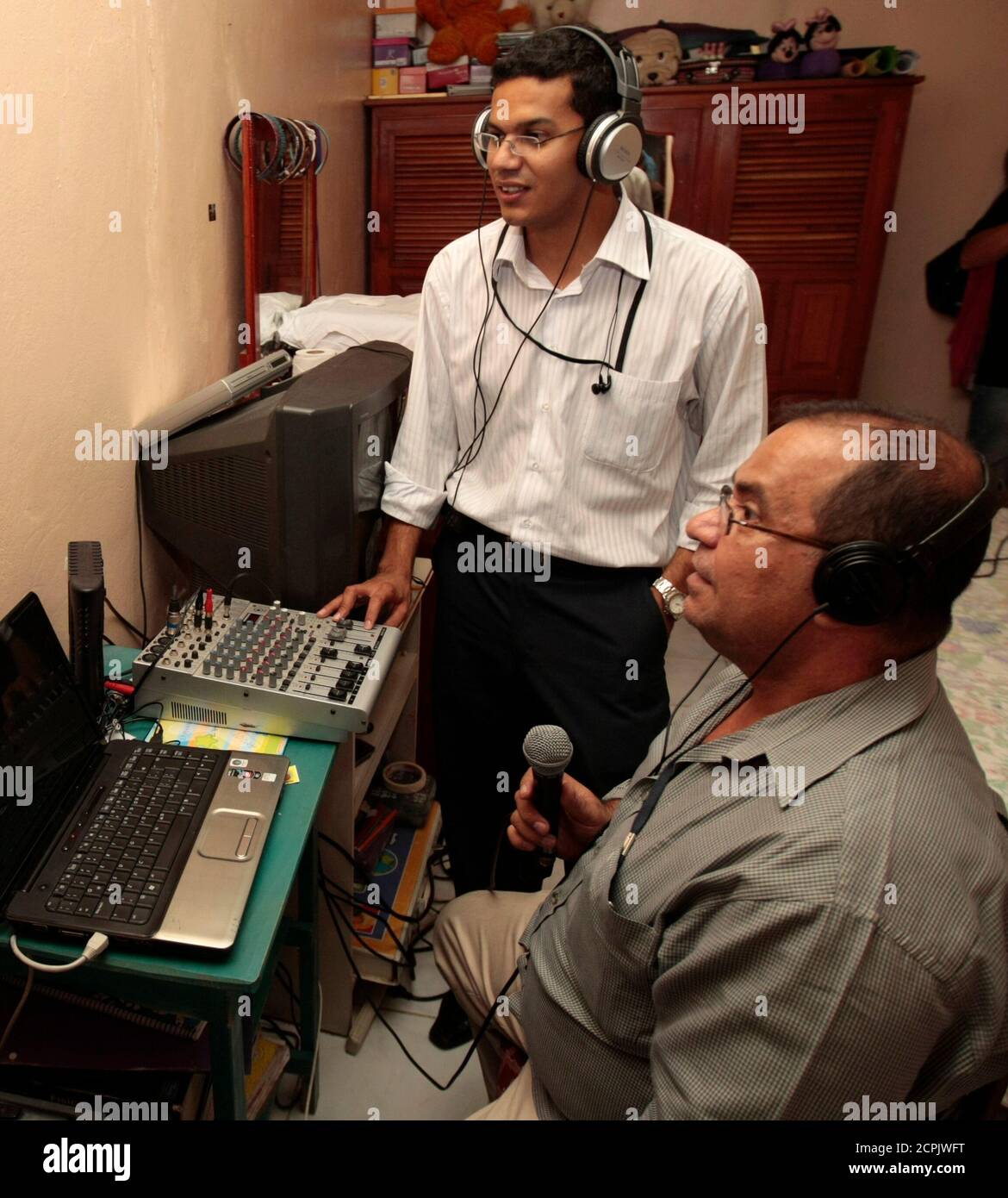 David Romero (R), direttore di radio Globo, e David Martinez, giornalista,  lavorano da uno studio realizzato a Tegucigalpa il 29 settembre 2009. La stazione  radio non ufficiale del presidente hondurano cacciato Manuel