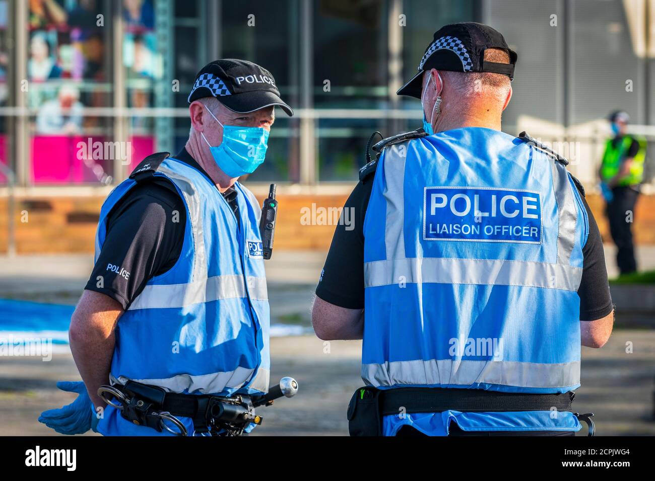 Ufficiali di collegamento della polizia in servizio e indossando il tabard blu di identificazione, polizia Scozia, Glasgow, Scozia, Regno Unito Foto Stock