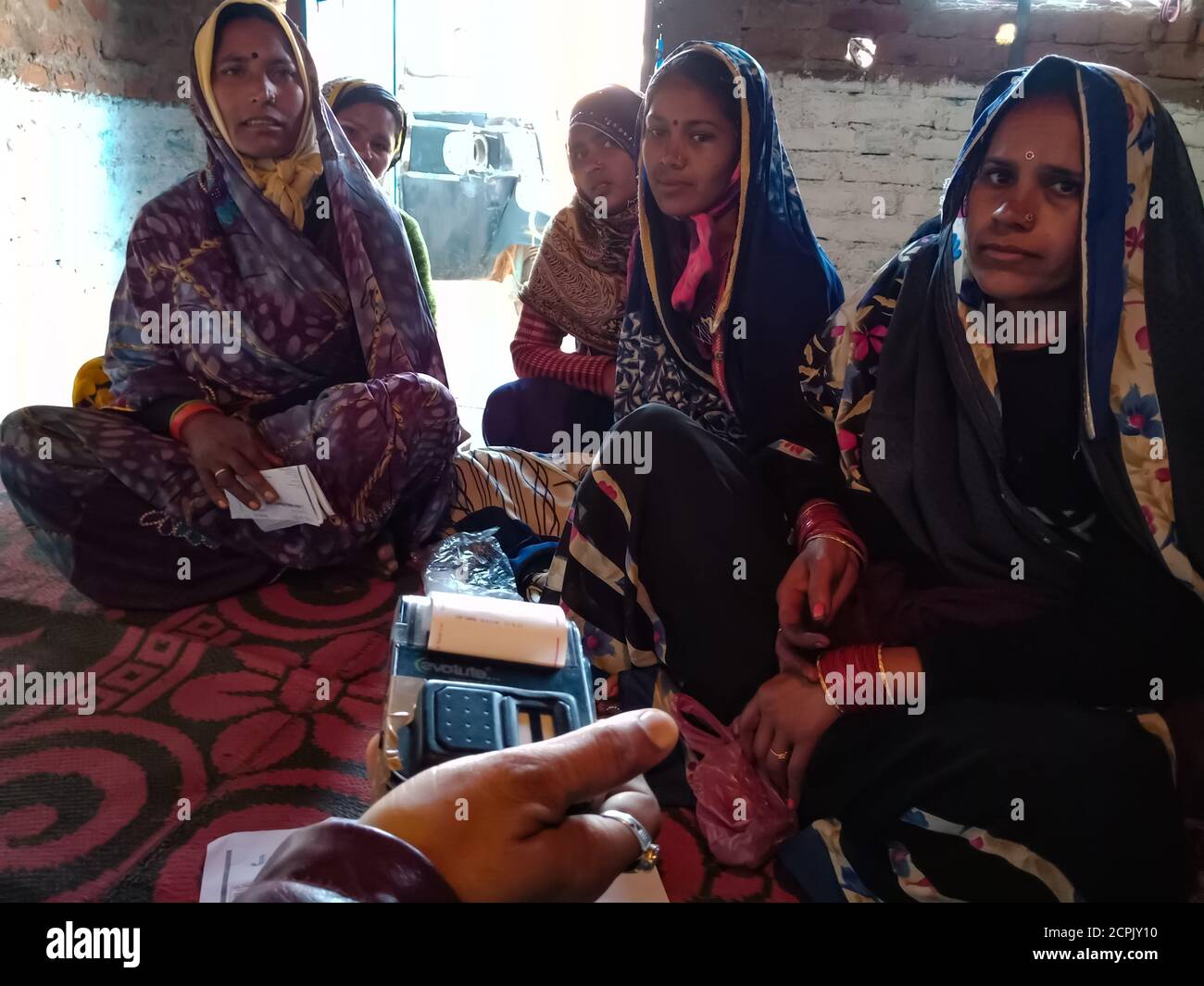 DISTRETTO KATNI, INDIA - 16 GENNAIO 2020: Folla femminile del villaggio indiano per il rimborso del prestito di micro finanza, programma di riunione di piccolo gruppo. Foto Stock