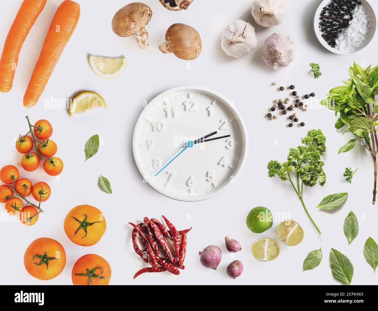 Orologio surround con ingredienti alimentari, verdure e erbe. Concetto di dieta e di alimentazione sana Foto Stock