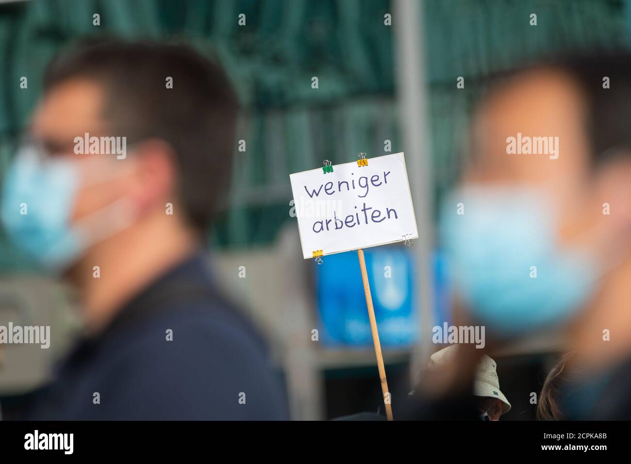 Berlino, Germania. 19 Settembre 2020. "Meno lavoro" è la parola sul segno di un uomo al rally di apertura di una dimostrazione per un reddito di base incondizionato su Alexanderplatz. Come parte della "marcia internazionale del reddito di base", la gente intorno al mondo sta dimostrando per il reddito di base incondizionato in questo giorno. Credit: Christoph Soeder/dpa/Alamy Live News Foto Stock