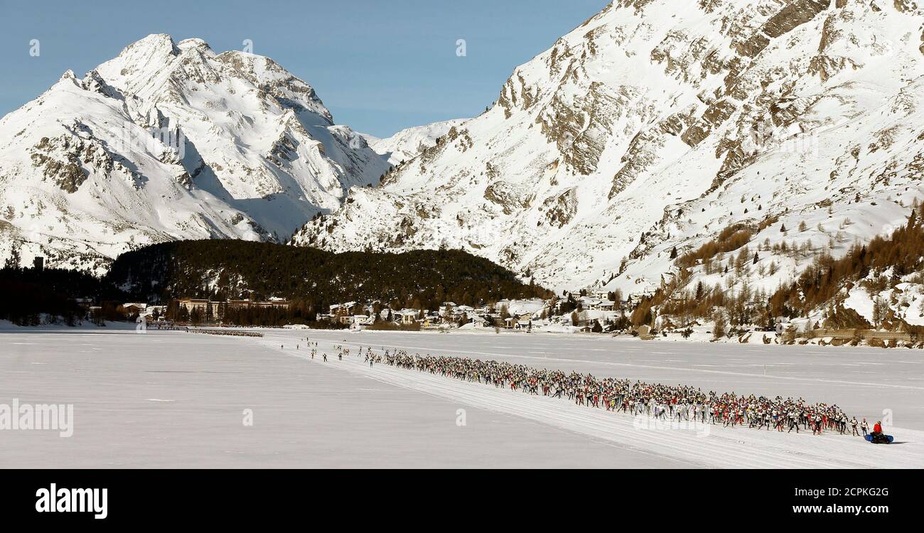 Una vista aerea mostra gli sciatori di fondo che corrono durante la Maratona di Sci Engadin nel villaggio di Maloja 8 marzo 2015. Secondo gli organizzatori, più di 13,000 sciatori hanno partecipato alla gara di 42 km (26 miglia) tra Maloja e S-chanf vicino alla stazione sciistica svizzera di St. Moritz. REUTERS/Arnd Wiegmann (SVIZZERA - Tags: SCI SPORTIVO) Foto Stock