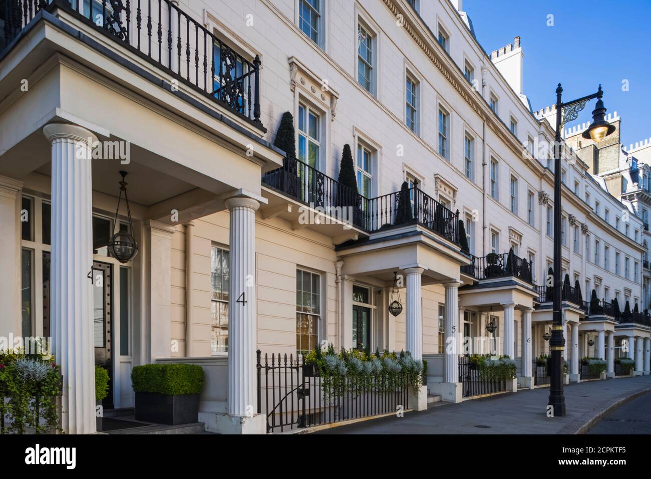 Inghilterra, Londra, Westminster, Kensington e Chelsea, Belgravia, Grosvenor Crescent, abitazioni residenziali Foto Stock