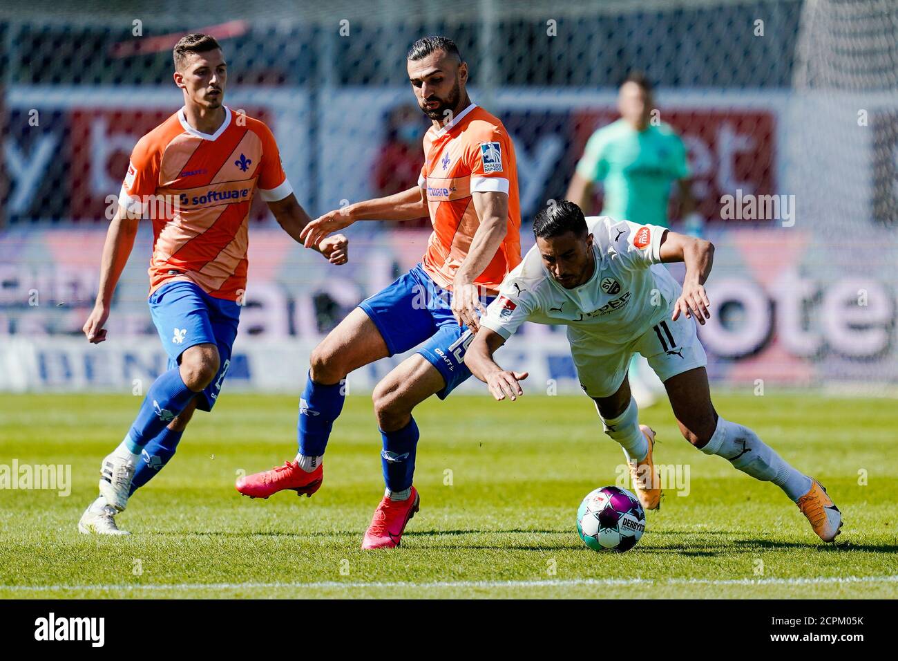 Sandhausen, Germania. 19 Settembre 2020. Calcio: 2 Bundesliga, SV Sandhausen - SV Darmstadt 98, 1° incontro, Hardtwaldstadion. Aziz Bouhaddouz (r) di Sandhausen e Serdar Dursun (M) di Darmstadt combattono per la palla. Credito: Uwe Anspach/dpa - NOTA IMPORTANTE: In conformità con le norme del DFL Deutsche Fußball Liga e del DFB Deutscher Fußball-Bund, è vietato sfruttare o sfruttare nello stadio e/o nel gioco le fotografie scattate sotto forma di sequenze di immagini e/o serie di foto di tipo video./dpa/Alamy Live News Foto Stock