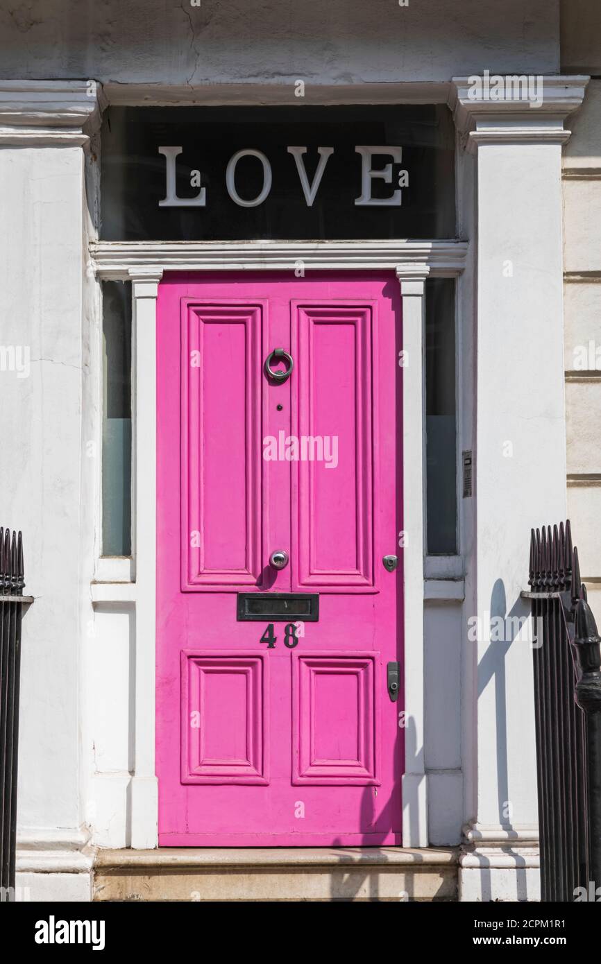 Inghilterra, Londra, Westminster, Kensington e Chelsea, porta rosa con segno d'amore Foto Stock