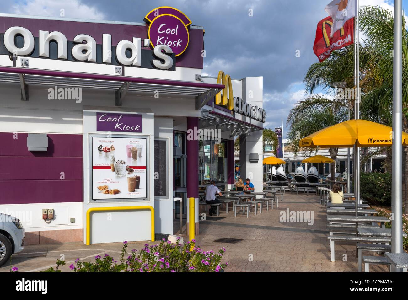Protaras, Cipro - 6 ottobre. 2019. Il McDonald's su Protaras Avenue Foto Stock