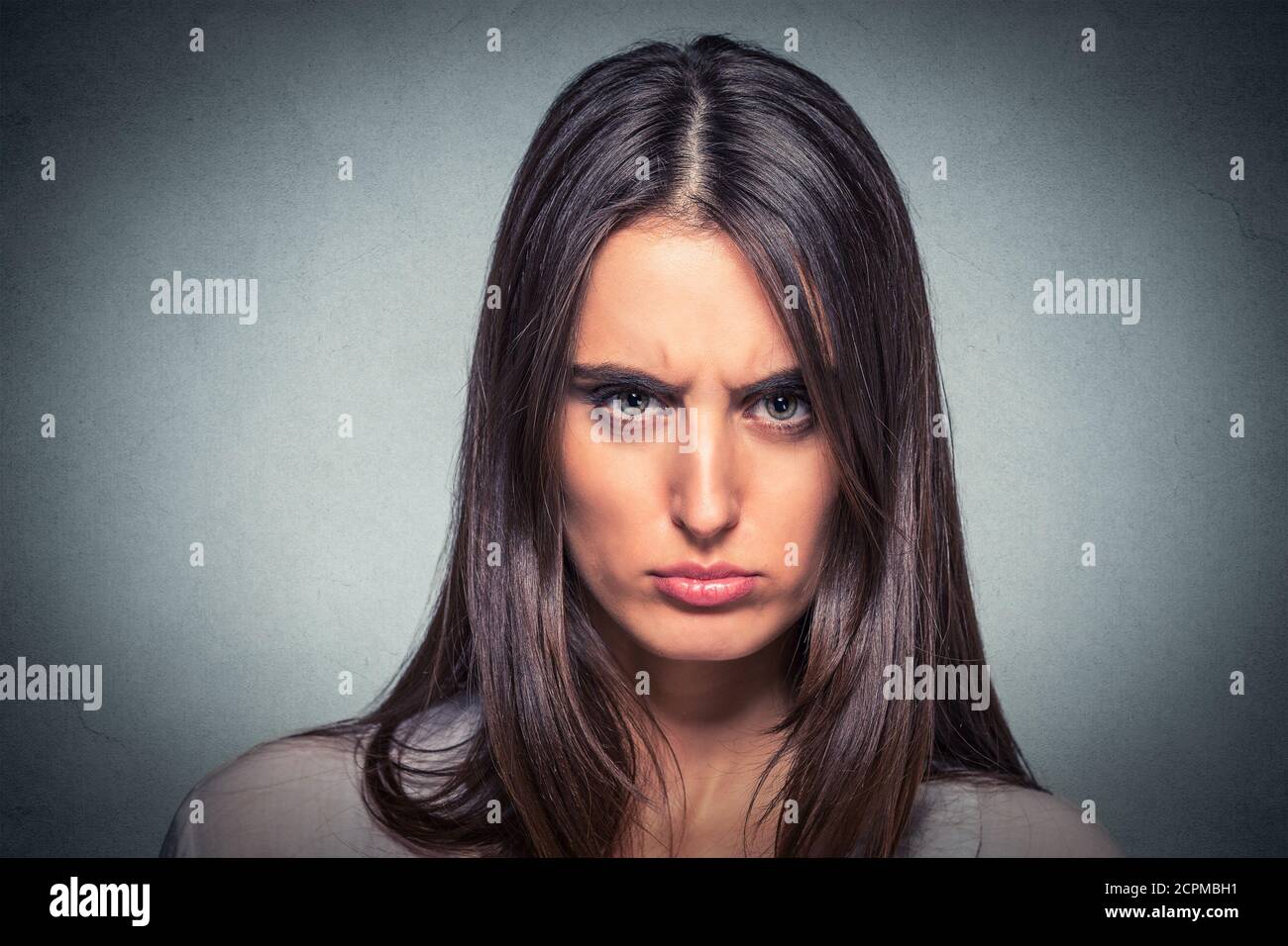 Colpo di testa di una giovane donna arrabbiata Foto Stock