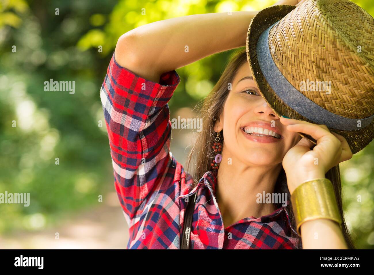 Ritratto closeup bella donna felice godendo la giornata estiva divertirsi nel parco. Emozioni umane positive Foto Stock