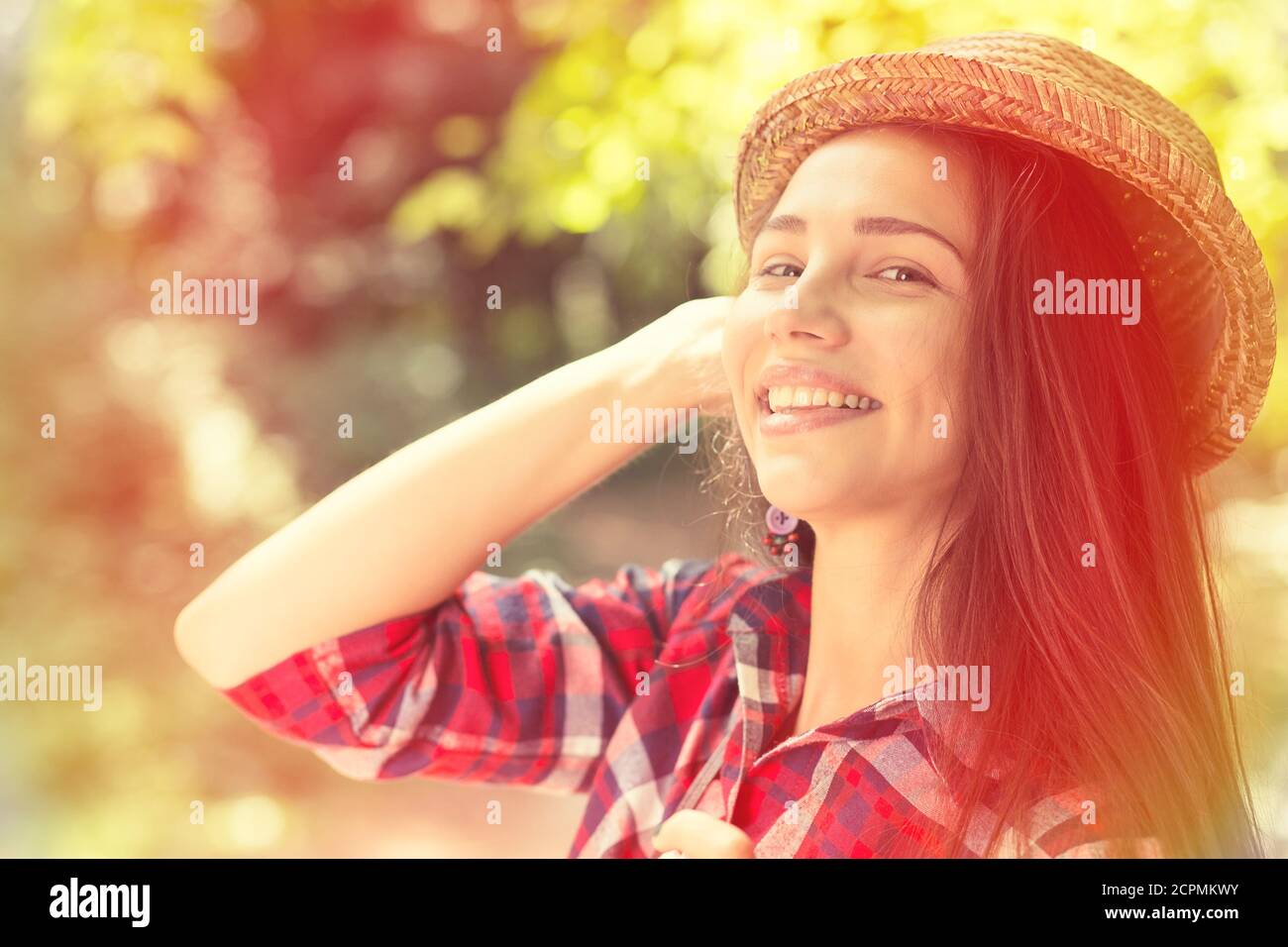 Ritratto closeup bella donna felice godendo la giornata estiva divertirsi nel parco. Emozioni umane positive. Effetto filtro Instagram applicato Foto Stock