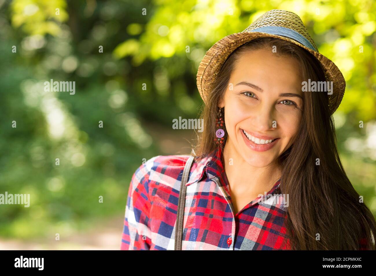 Ritratto closeup bella donna felice godendo la giornata estiva divertirsi nel parco. Emozioni umane positive Foto Stock