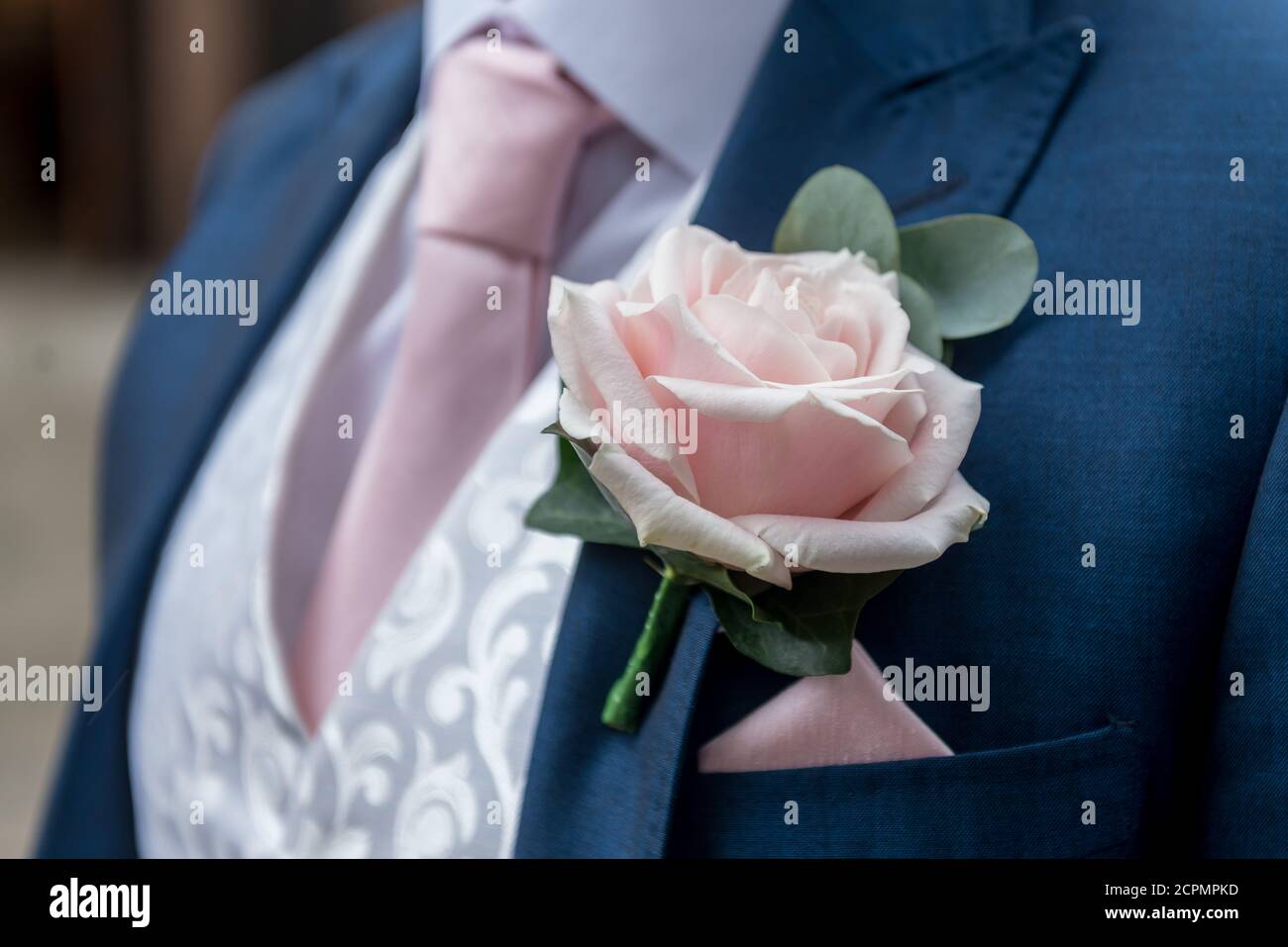 Foro pulsante per grooms con rose rosa Foto Stock