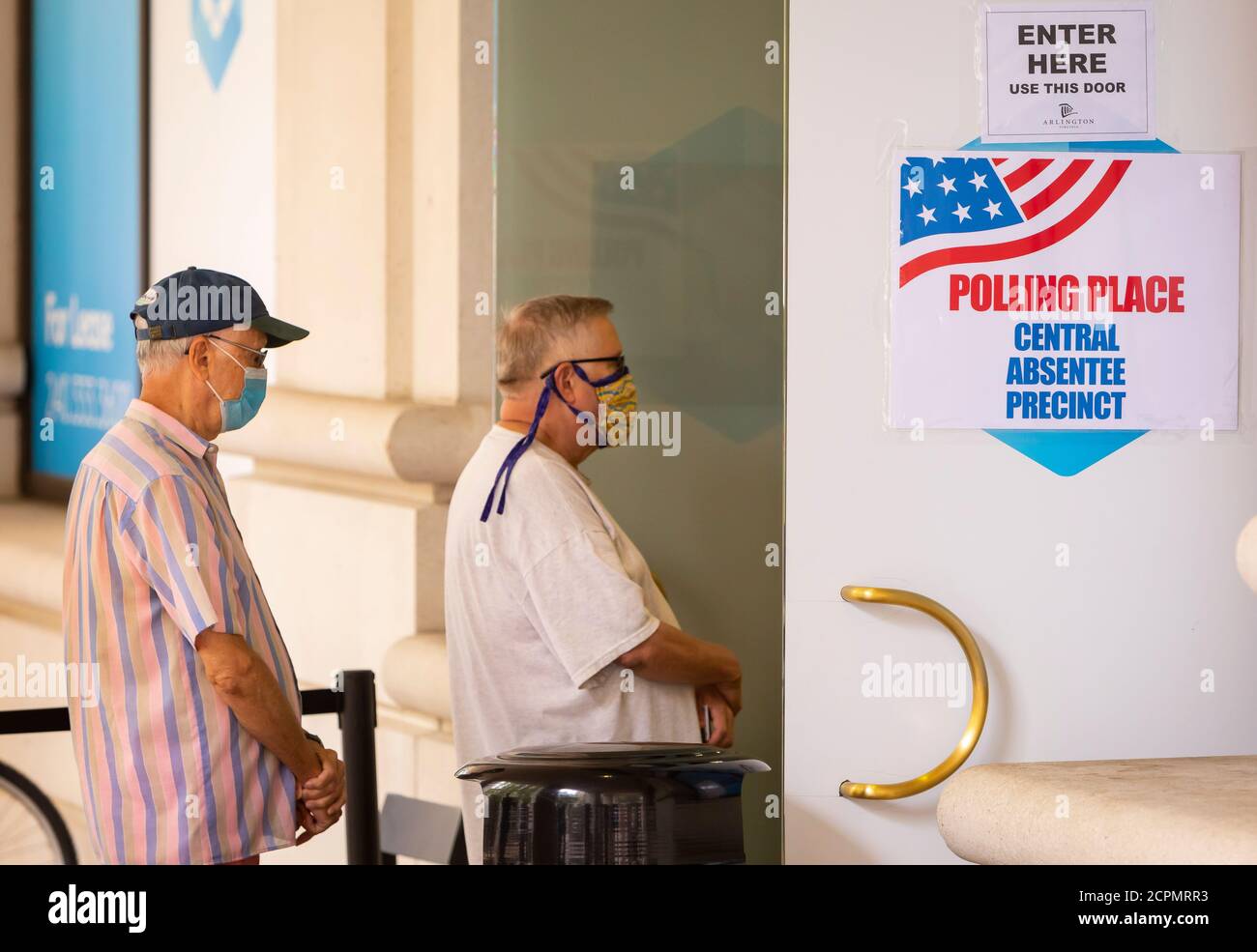 ARLINGTON, VIRGINIA, USA, 18 SETTEMBRE 2020 - due uomini che indossano maschere entrano nel posto di voto durante il primo giorno delle elezioni presidenziali del 2020. Credit: ©Rob Crandall/Alamy Live News Foto Stock