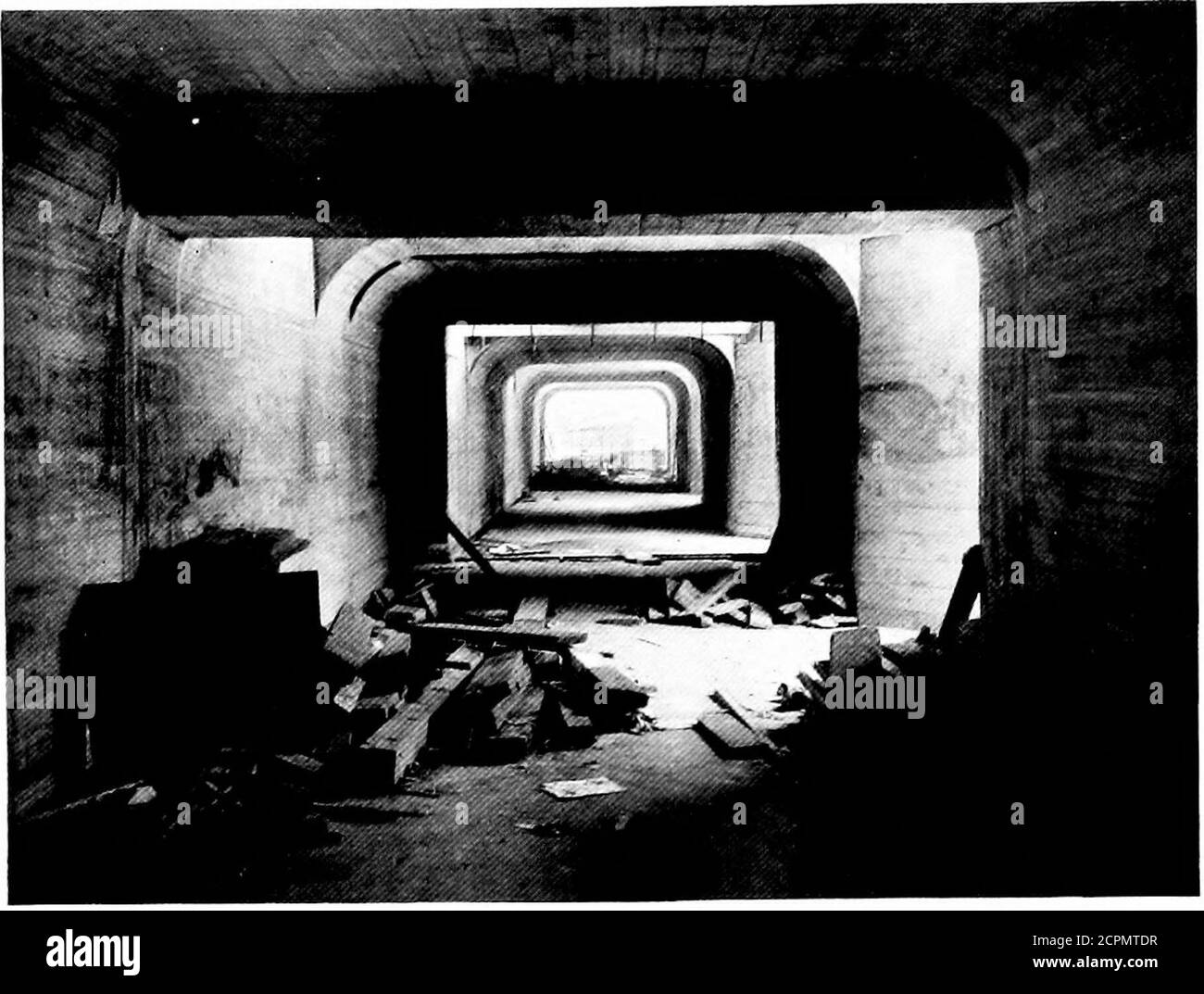 . Il terminal passeggeri di New York della Pennsylvania Railroad : (in costruzione) : breve descrizione delle principali caratteristiche dei lavori di ingegneria . sono i servizi igienici e le camere di ritiro ; aspacious stanza dei bagagli e le solite biglietterie, stanze dei pacchi e dei controlli, telegrafe e officee del telefono e dell'atrio principale, da cui i passeggeri discendono alle piattaforme. Al livello della strada i passeggeri passano attraverso l'entrata principale sulla settima Avenue e sono entrati in anarcade 225 piedi di lunghezza e 45 piedi di larghezza, alla fine della quale è l'ampia scalinata che conduce al livello generale sala di attesa, e su entrambi Foto Stock