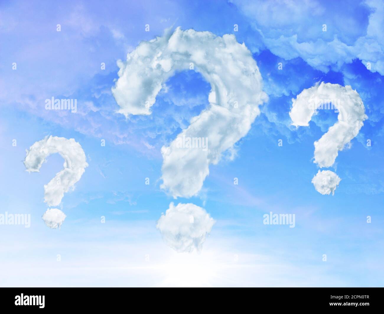 Nuvole a forma di punto interrogativo su sfondo blu del cielo Foto Stock