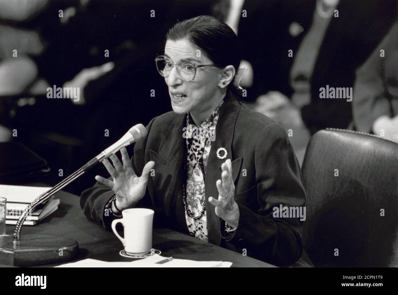 Ruth Bader Ginsburg parla in microfono davanti al Comitato giudiziario del Senato degli Stati Uniti per la sua nomina alla Corte Suprema, Washington, DC, 7/20/1993. (Foto di Michael R Jenkins/Congressional Quarterly/RBM Vintage Images) Foto Stock