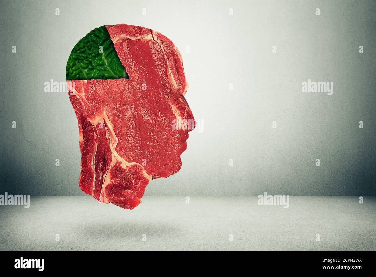 Equilibrio alimentare e scelte alimentari correlate alla salute. Carne di bistecca rossa a forma di testa umana con un pezzo di kale vegetale verde come grafico a torta. D. Nutrizionale Foto Stock