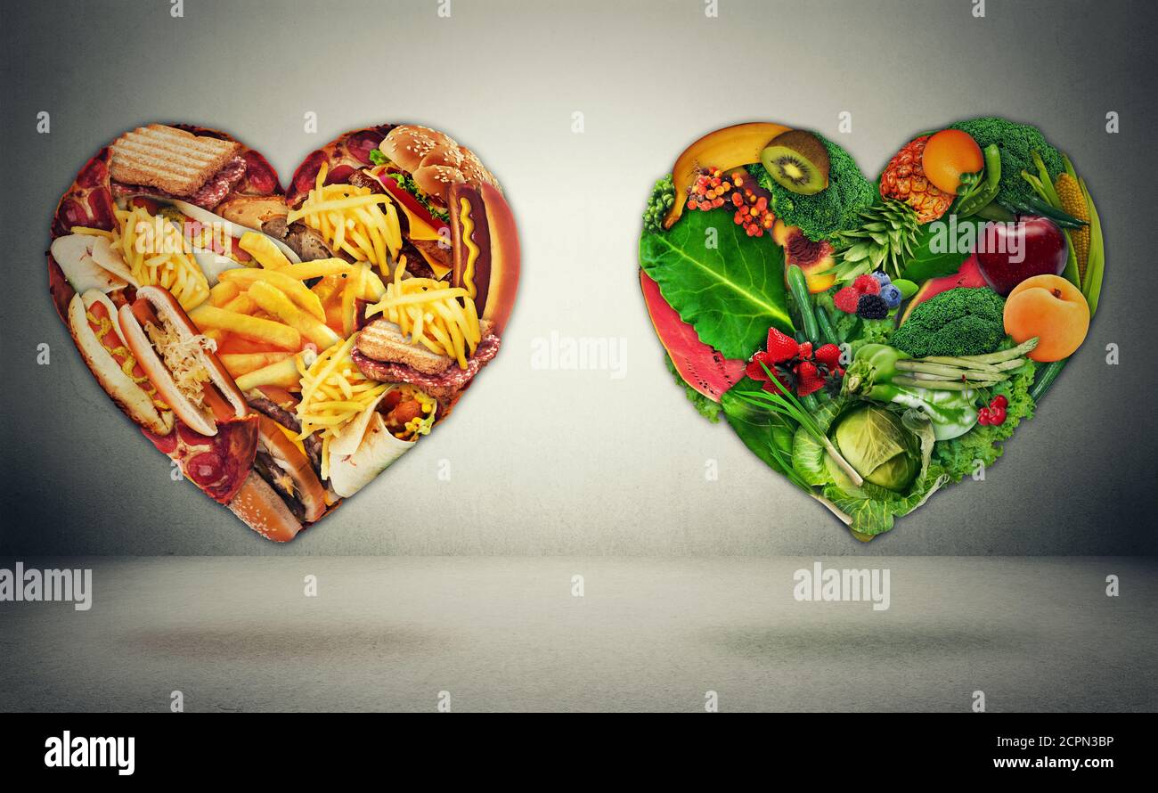 Scelta di dieta dilemma e concetto di salute del cuore. Due cuori uno a forma di frutta di verdure verdi e un altro fatto di spazzatura grassa alta caloria foo Foto Stock