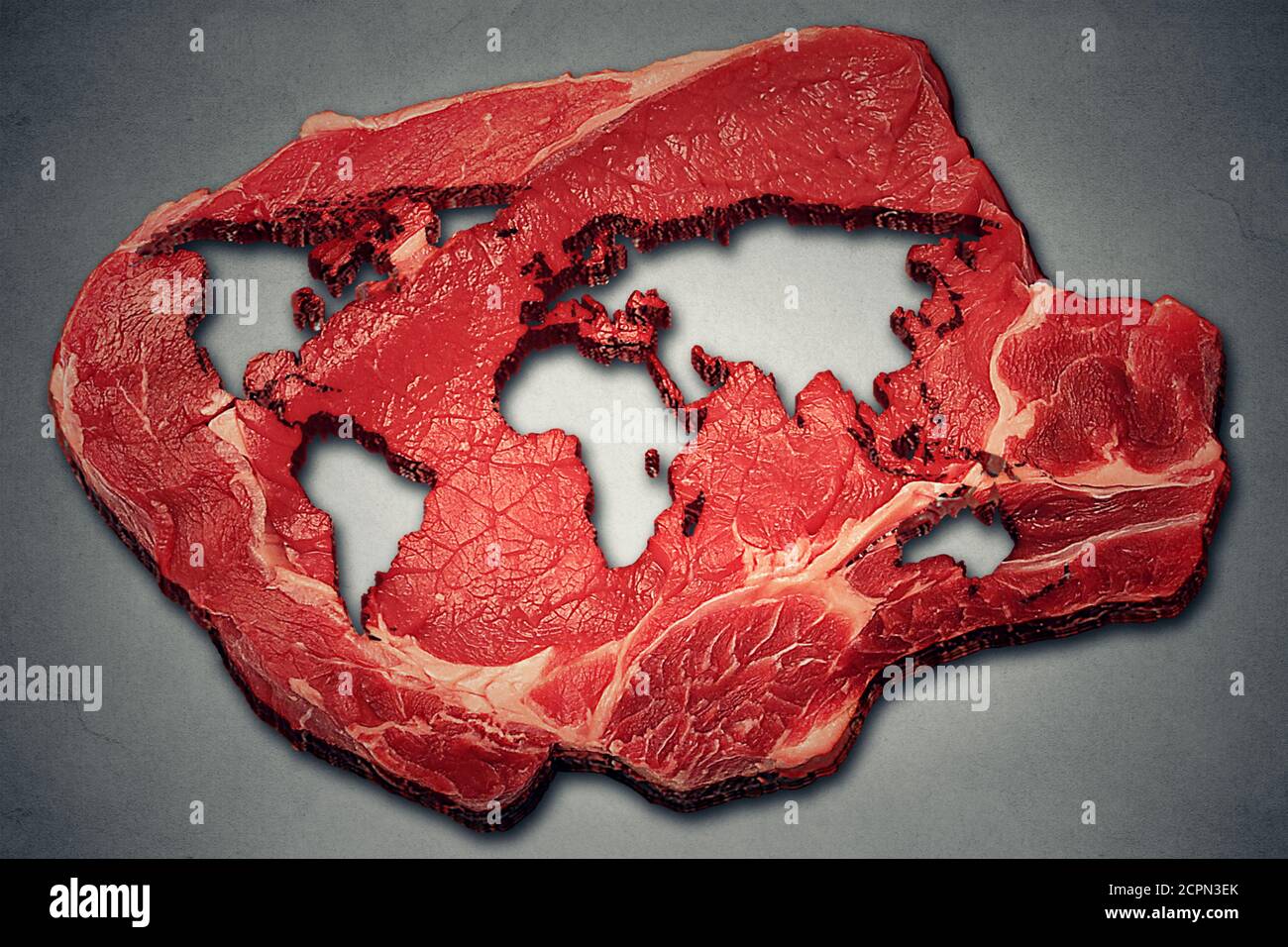 Industria globale della carne e produzione mondiale di carne di manzo concetto alimentare AS una costola rossa grezza a forma di a. mappa del pianeta terra come icona di internazione Foto Stock
