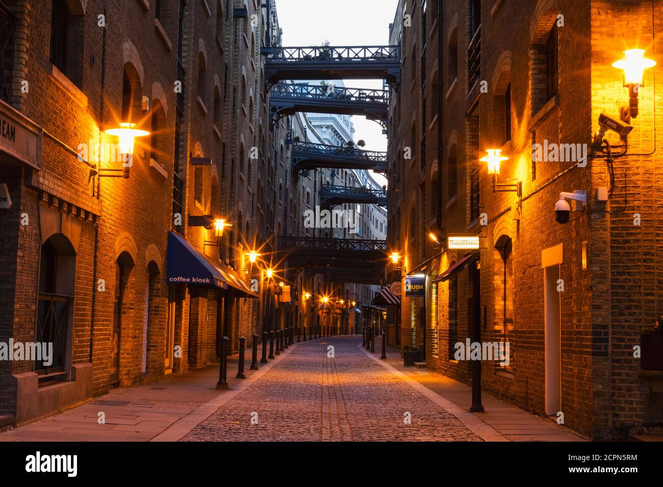 Inghilterra, Londra, Southwark, Butlers Wharf, Shad Thames di notte Foto Stock