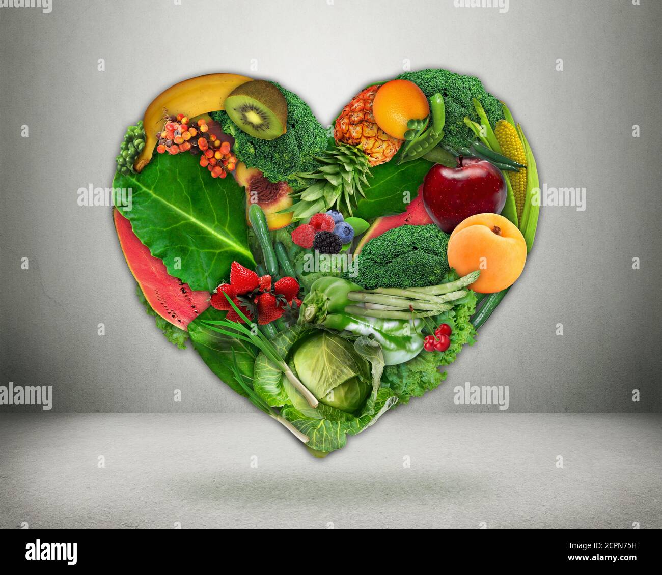 Scelta di dieta sana e concetto di salute del cuore. Verdure verdi e frutta hanno la forma di prevenzione delle malattie cardiache e cibo. Assistenza medica e. Foto Stock