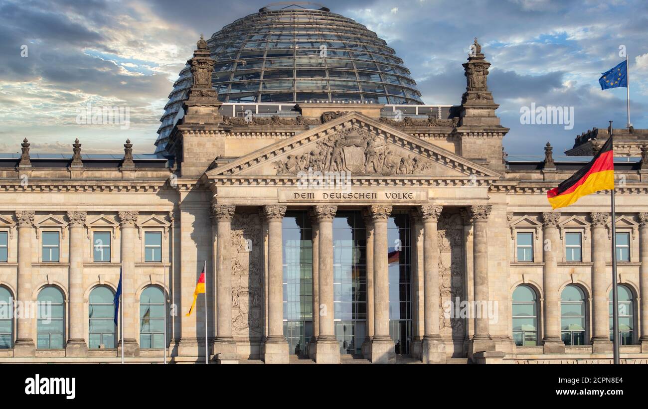 L'edificio Reichstag, sede del Parlamento tedesco e del Bundestag, con la scritta del popolo tedesco ('DEM DEUTSCHEM VOLKE' Foto Stock